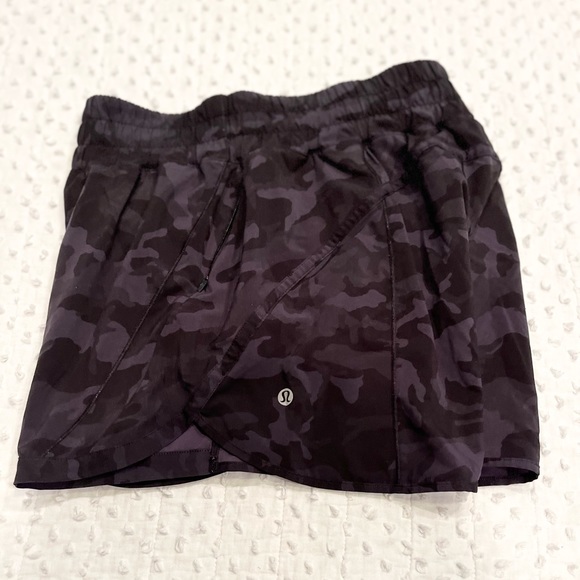 LULULEMON Track That Mid Rose  lined shorts in black camouflage size 8 - Picture 6 of 7